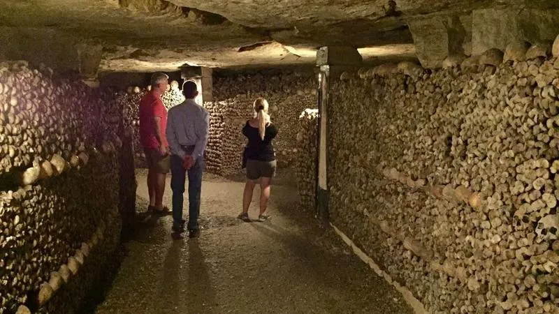 Mroczne sekrety katakumb Paryża: kiedy w piekle spotykasz ziemskie koszmary