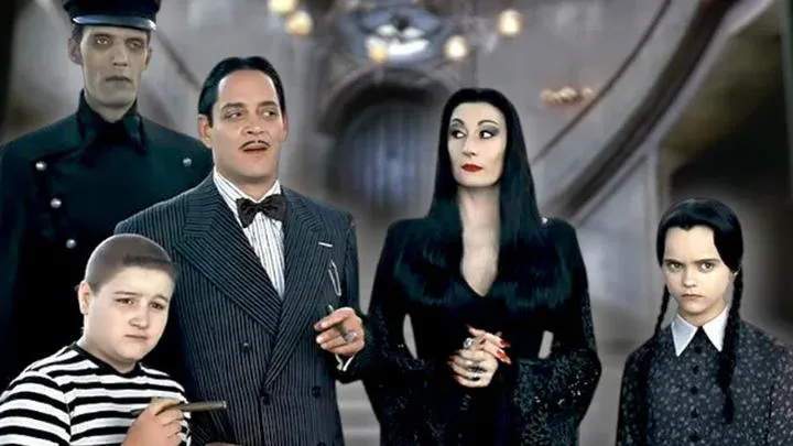 Odkryj fascynujący świat rodziny Addamsów – charakterystyka wszystkich bohaterów