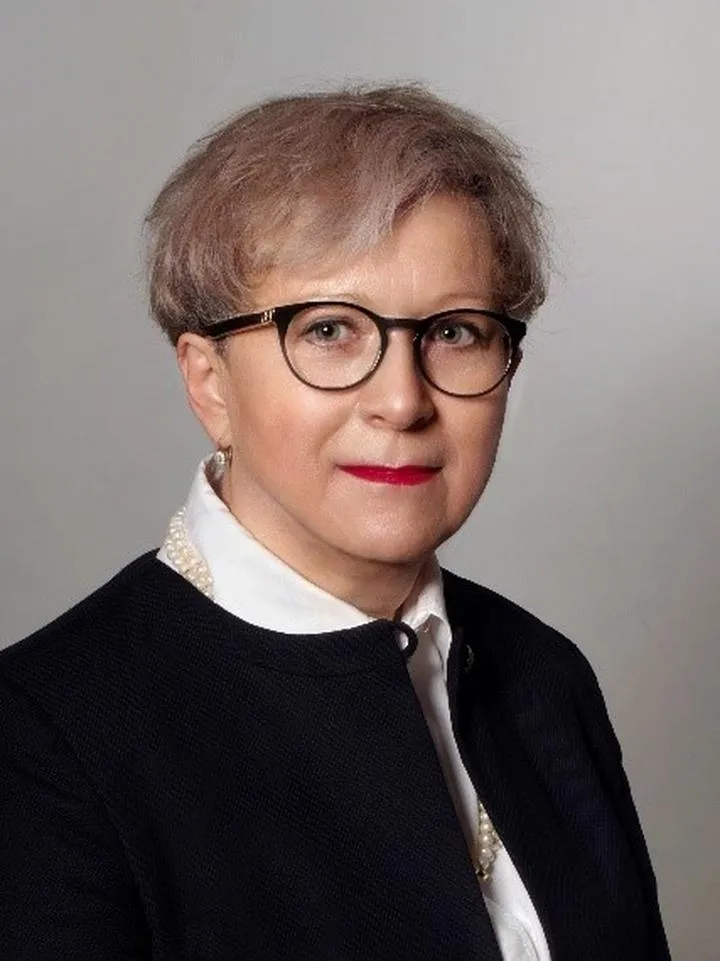 Analiza i recenzja Lucyny