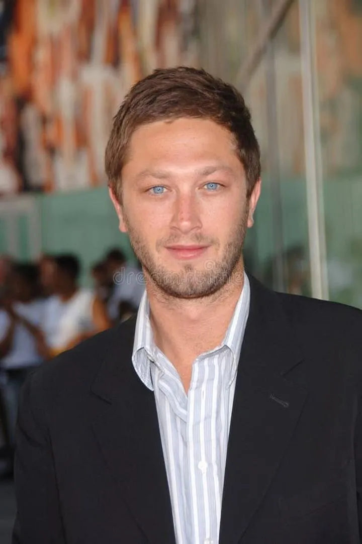 Ebon Moss-Bachrach jako Micro